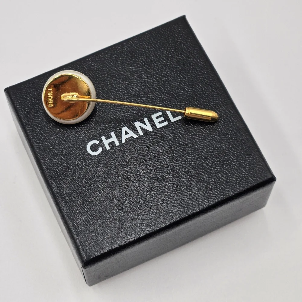 #29 / 90's Vintage - Chanel Classic Gold Plated CC Faux Pearl Pin - Vintage - Picture 2 of 9